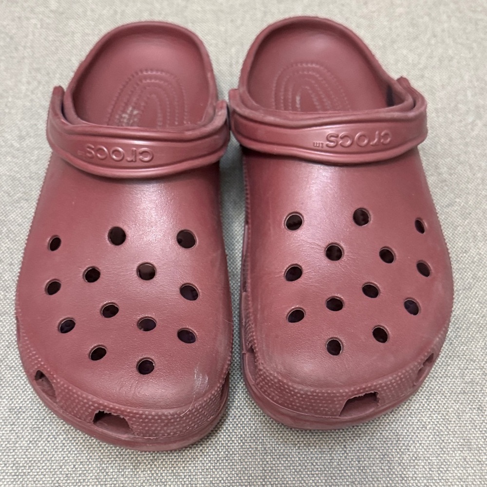 CROCS Men’s Classic Clog in Burgundy size 12